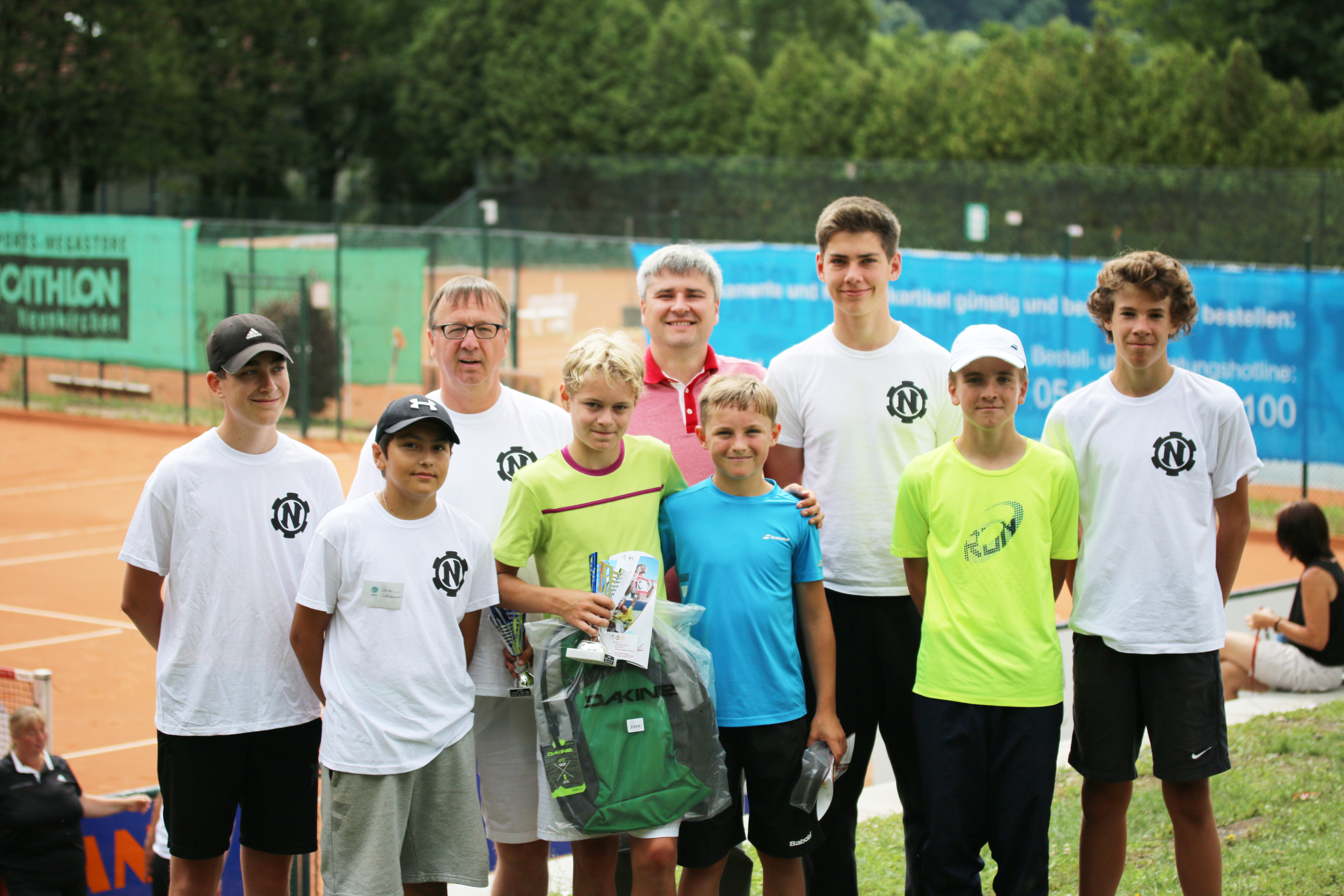 Turnierdirektor Hinter Horsch mit den den beiden Finalisten des Jungen-Endspiels und den Ballkindern mit Oberschiedsrichter Alexandr Kulik